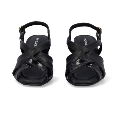 Sandálias pretas com tiras cruzadas e fecho de fivela