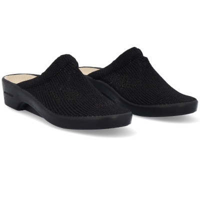 Chinelos pretos em malha com sola preta sobre fundo branco