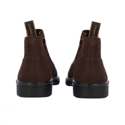 Par de botas castanhas em pele vistas de trás com solas pretas espessas