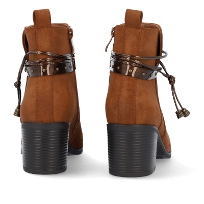 Botas castanhas com salto alto e detalhes decorativos pretos