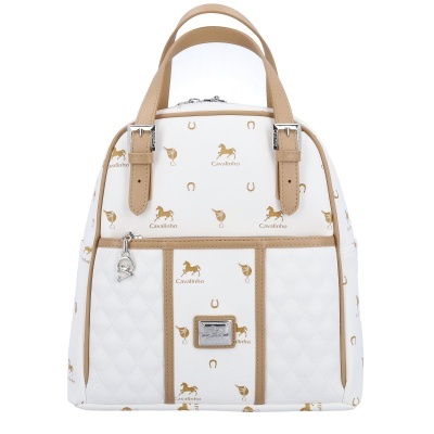 Mochila branca com detalhes em bege e estampado dourado de cavalos e ferraduras