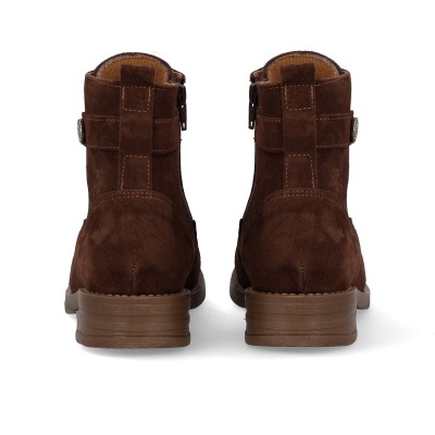 Botas castanhas de camurça vistas por trás