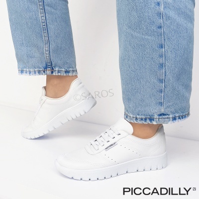 Ténis brancos de pele com sola branca usados com jeans azul claro