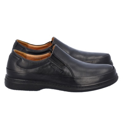 Sapatos masculinos pretos em pele, slip-on com sola preta e interior castanho claro