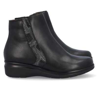 Botas pretas em pele lisa com detalhe lateral em padrão de cobra