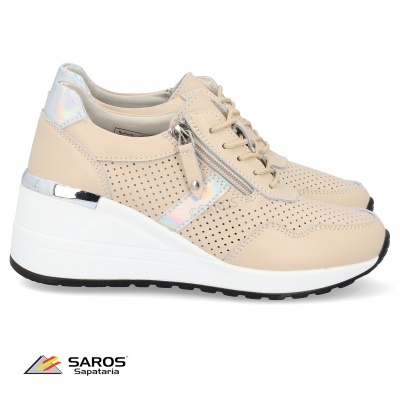 Sapatilhas beige com sola branca e detalhes prateados holográficos