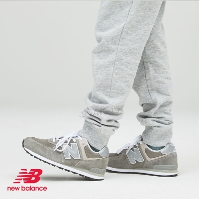 Tênis New Balance cinza e bege com calças cinza