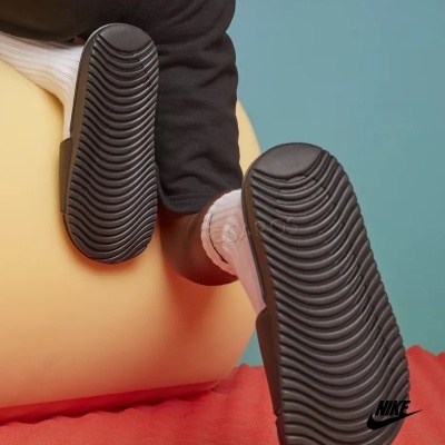 Solas de sandálias Nike pretas com padrão ondulado