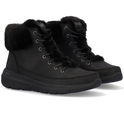 Botas pretas com pelo e sola preta