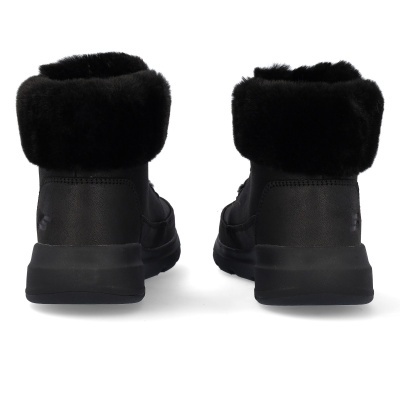 Botas pretas com pelo negro na gola vista de trás