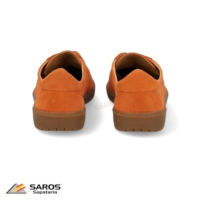 Sapatos casuais cor de laranja em camurça vistos de trás