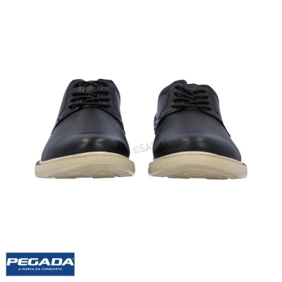 Par de sapatos masculinos pretos com sola branca e atacadores pretos