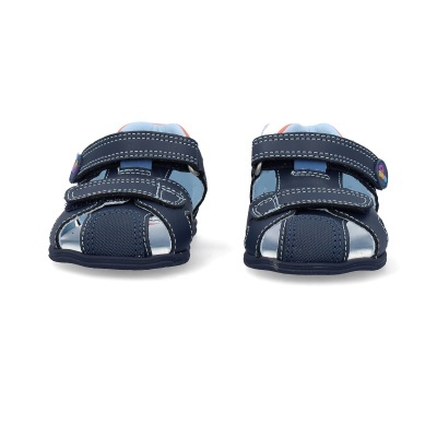Par de sandálias infantis azuis com fechos em velcro