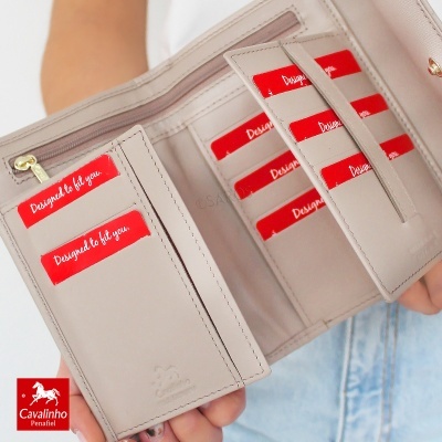 Carteira bege clara em pele com compartimentos para cartões e texto no interior