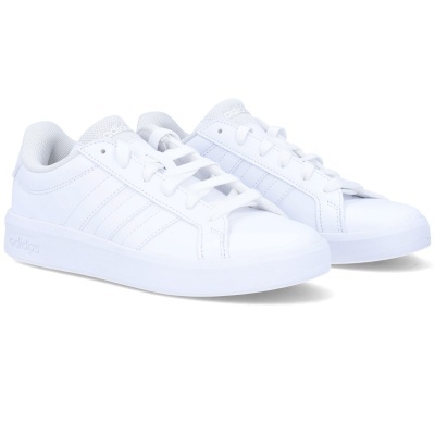 Ténis Adidas brancos com três riscas laterais e sola branca