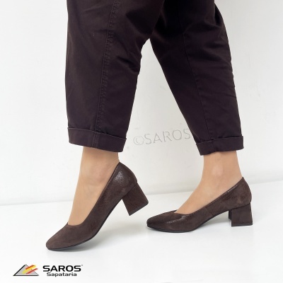 Sapatos de salto quadrado castanhos escuros com textura usados com calças pretas