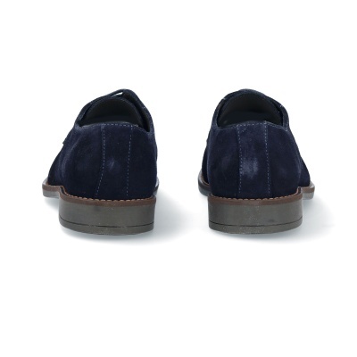 Vista traseira de sapatos masculinos de camurça azul escuro com sola castanha.