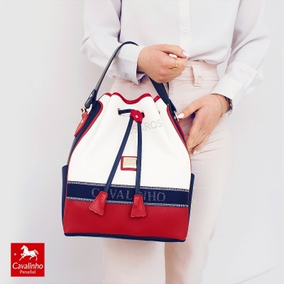 Mala tipo saco bicolor Cavalinho em vermelho, branco e azul escuro com alça e detalhes em vermelho
