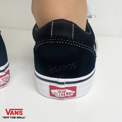 Ténis Vans pretos com sola branca e etiqueta vermelha 'VANS OFF THE WALL'