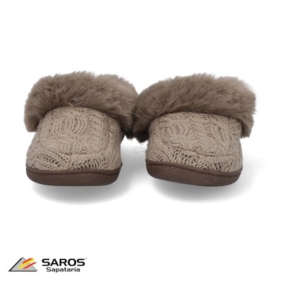 Chinelos femininos bege com pelo castanho e padrão de malha