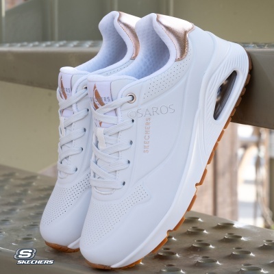 Par de sapatilhas Skechers brancas com detalhes rosa dourado