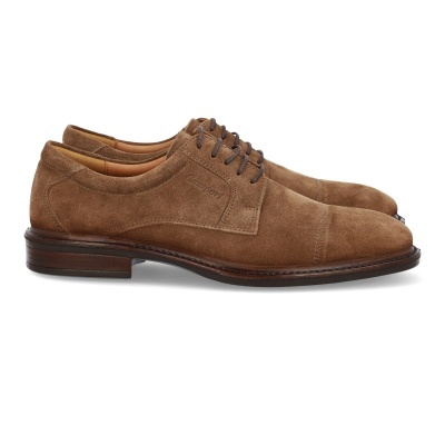 Sapatos castanhos de camurça com atacadores