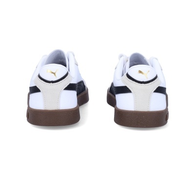 Sapatilhas brancas com detalhes em preto e bege, sola castanha, vista traseira com logo PUMA dourado.