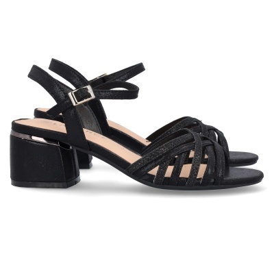 Sandálias pretas de salto médio com tiras entrelaçadas e fivela prateada