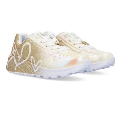 Ténis sneaker branco e dourado com padrão de corações e atacadores brancos