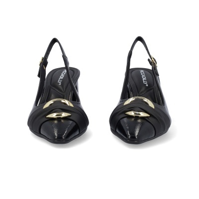 Sapatos pretos de salto médio com detalhe dourado