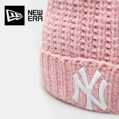 Gorro rosa de malha com logótipo branco NY e texto NEW ERA ao lado