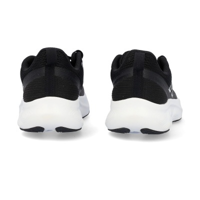 Par de ténis pretos com sola branca vistos de trás