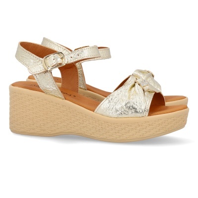 Sandália de cunha beige com fivela e laço dourado brilhante.