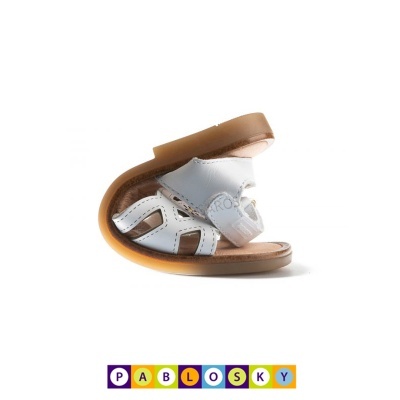 Sandália infantil branca Pablosky com sola castanha flexível