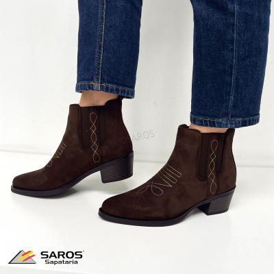 Botas ankle boot castanhas com bordado e salto grosso em fundo branco