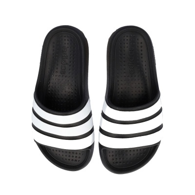 Chinelos Adidas pretos com tiras brancas e três riscas pretas