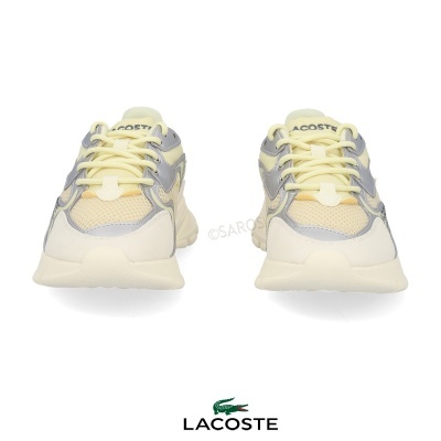 Sapatilhas Lacoste amarelas e cinza com atacadores, sola espessa, sobre fundo branco