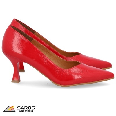Sapatos de salto médio vermelhos em verniz com ponta afunilada