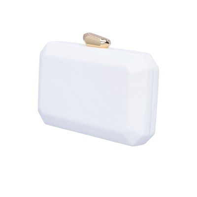 Porta-moedas branco retangular com fecho dourado