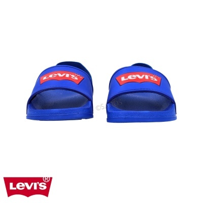 Chinelos azuis Levi's com logo vermelho e branco em fundo branco