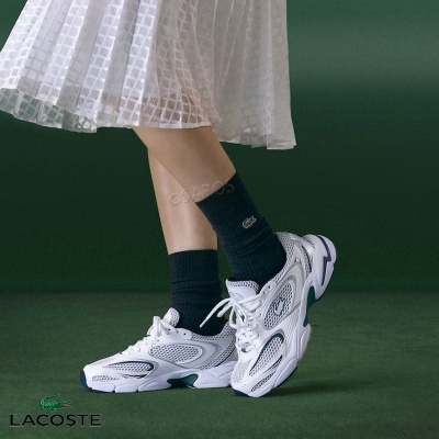 Ténis Lacoste brancos com meias pretas e vestido branco