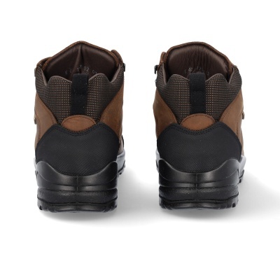 Botas castanhas e pretas vistas de trás com sola preta