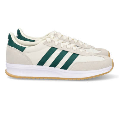 Ténis Adidas creme com riscas verdes e sola branca e castanha.
