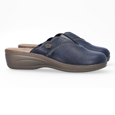 Chinelos azul escuro em couro com sola castanha e botão metálico