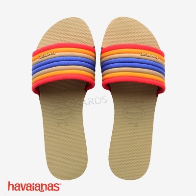 Chinelos Havaianas com tiras coloridas e sola bege texturizada