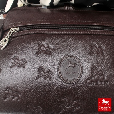Mala ou carteira em pele castanha com padrão de cavalos em relevo e fecho
