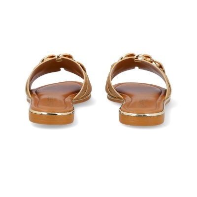 Sandálias rasas bege com detalhe dourado num fundo branco