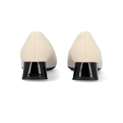 Sapatos de salto baixo bege com salto preto quadrado vistos de trás