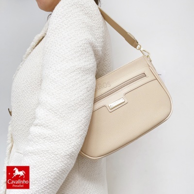Mala de ombro bege com fecho de correr e detalhes em metal dourado