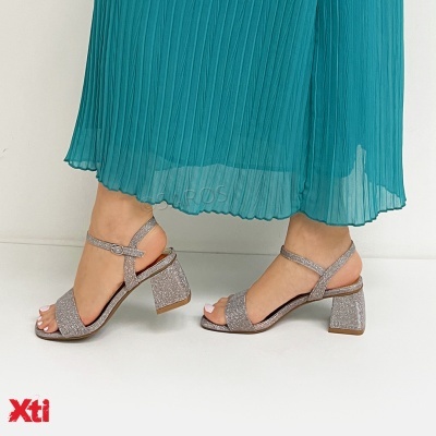 Sandálias de salto bloco prateado com glitter e saia verde água plisada